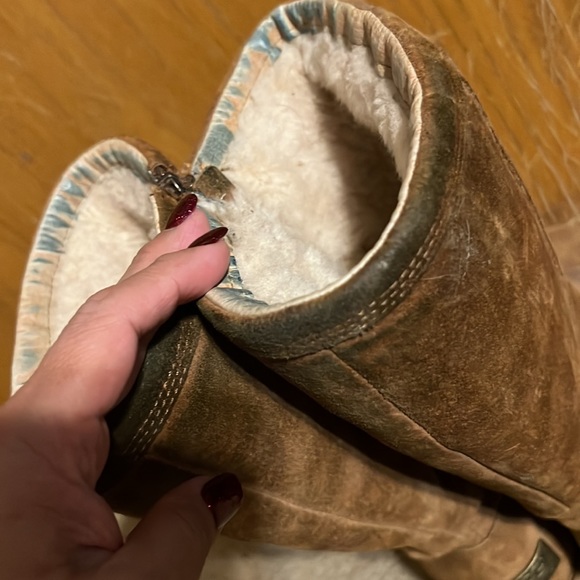 Beautiful UGG Tall Suede Sheep Fur Lined Zip Boots. Size 8. - Picture 3 of 11